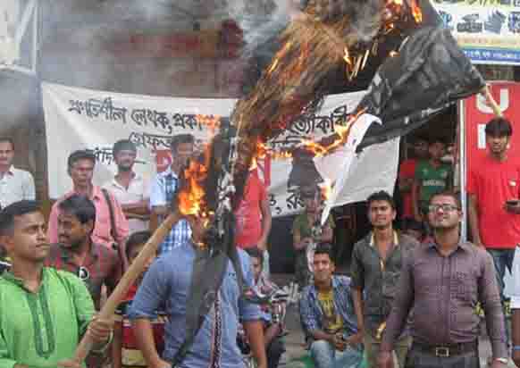 মাহবুব উল আলম হানিফের কুশপুতুল পুড়িয়েছে ছাত্রলীগ