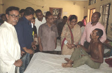 সোনাতলায় হাসপাতালে অসুস্থ রোগীদের পাশে সাহাদারা মান্নান
