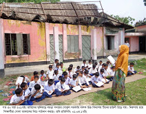 খোলা আকাশের নিচে পাঠদান ঝড়ে উড়ে গেছে গোকুল সরকারি প্রাথমিক বিদ্যালয়ের টিনের ছাউনি