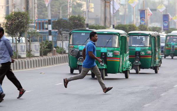 যেখানে নিরাপদ সড়ক চাই, সেখানে সচেতন পথচারী চাই