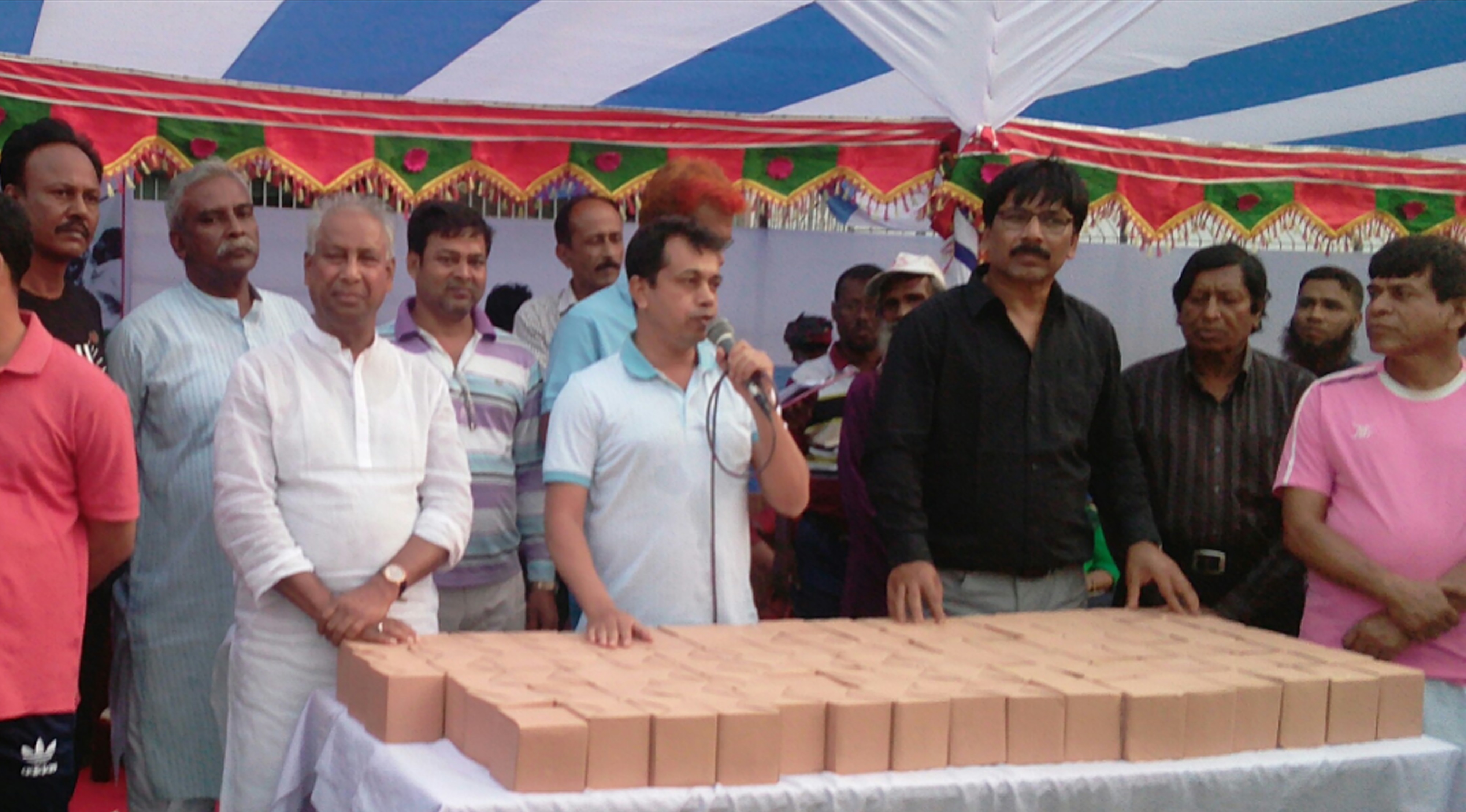 মানিকগঞ্জ ক্রীড়া সংস্থার উদ্দ্যেগে প্রীতি ফুটবল খেলা অনুষ্ঠিত