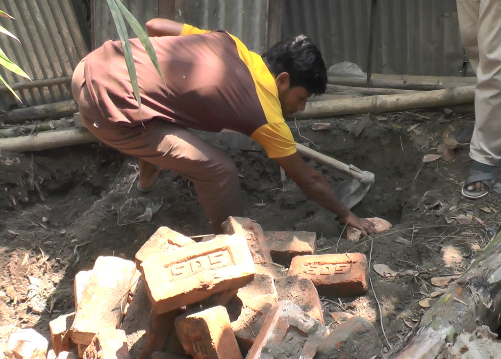 সোনাতলায় ঠিকাদারের রাখা ড্রেন নির্মানের ইট চুরি