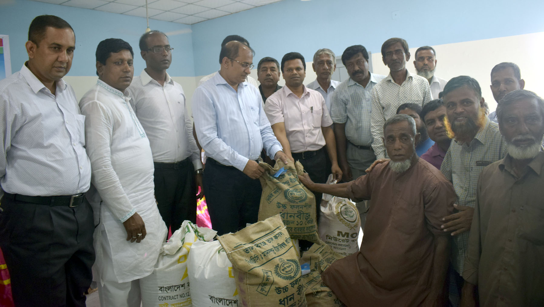 বগুড়া সদর উপজেলায় ৮৯২ জন কৃষকদের মাঝে বিনামুল্যে ধান বীজ ও রাসায়নিক সার বিতরন