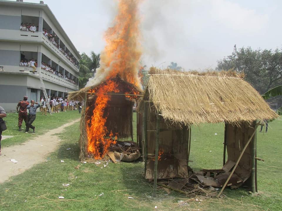 চিরিরবন্দরে ফায়ার সার্ভিসের অগ্নিনির্বাপণ মহড়া