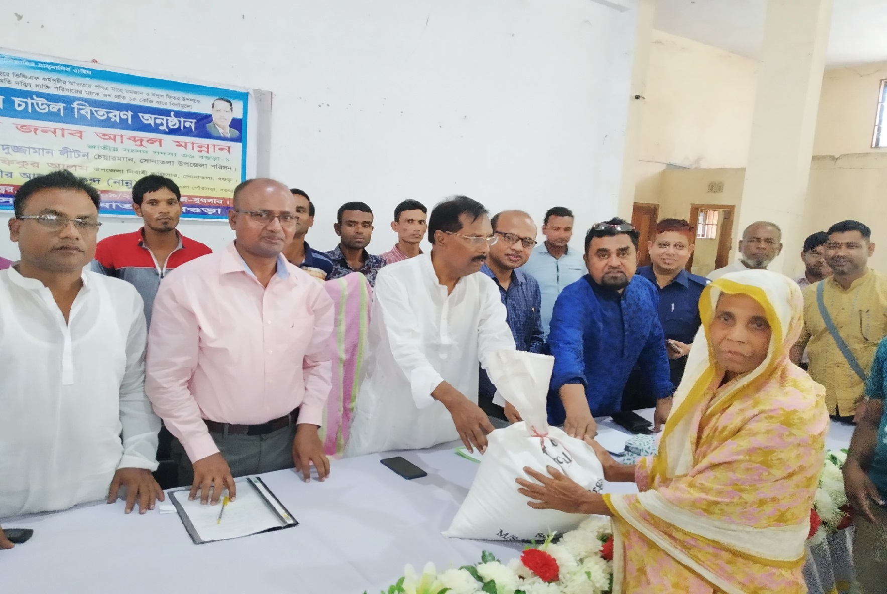 সোনাতলায় গরিব দুঃস্থদের মাঝে ঈদ উপলক্ষে প্রধানমন্ত্রীর প্রদত্ব ভিজিএফ এর চাল বিতরন