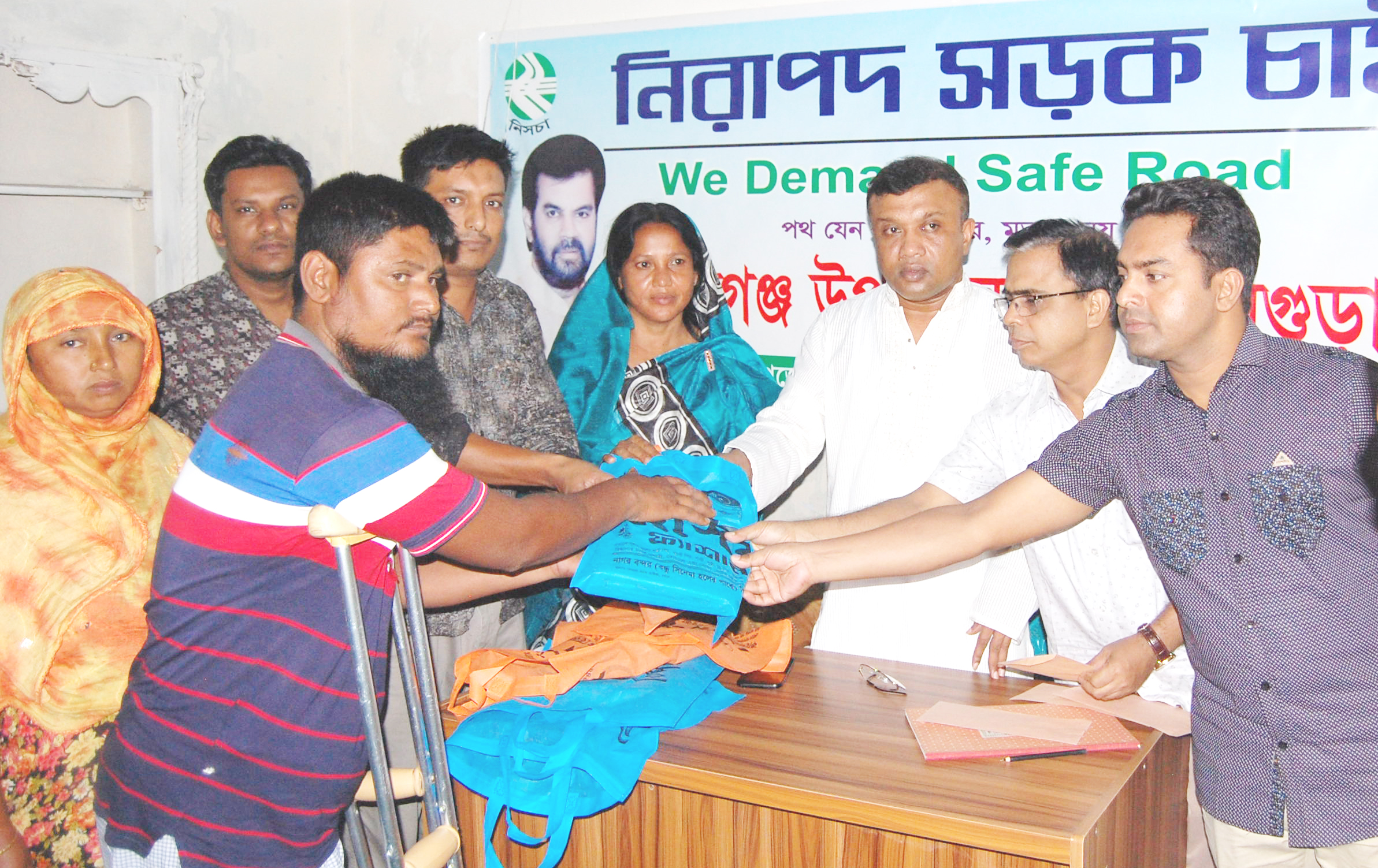 শিবগঞ্জে সড়ক দূর্ঘটনায় আহত পরিবারদের মাঝে ঈদ সামগ্রী ও নগদ অর্থ প্রদান