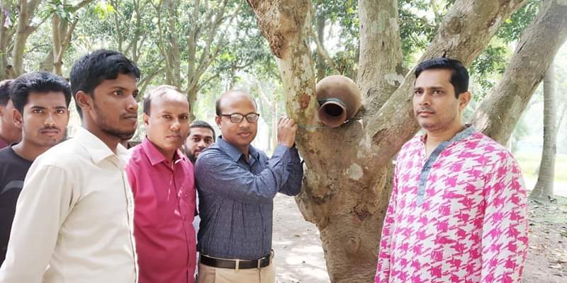 পরিবেশ উন্নয়ন পরিবারের উদ্যোগে পাখির অভয়াশ্রম গাছে মাটির কলস স্থাপন