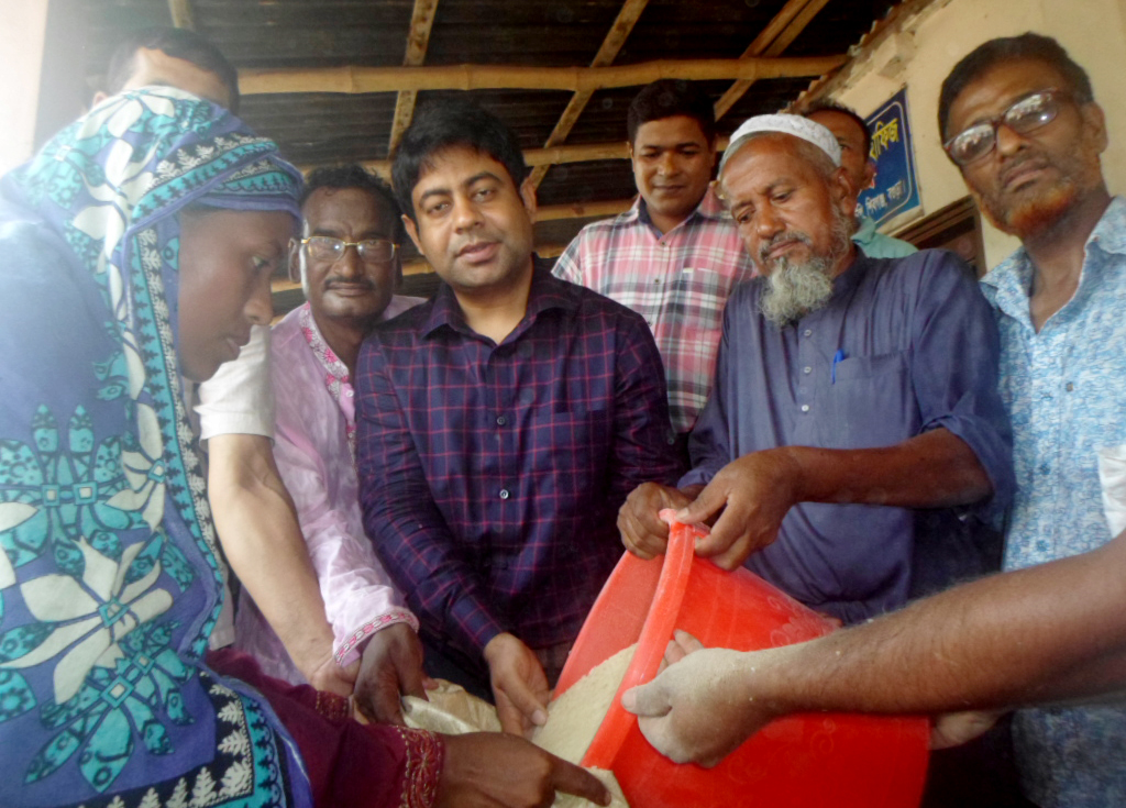 শিবগঞ্জে মোকামতলা ও রায়নগর ইউনিয়নে ভিজিএফ চাল বিতরন