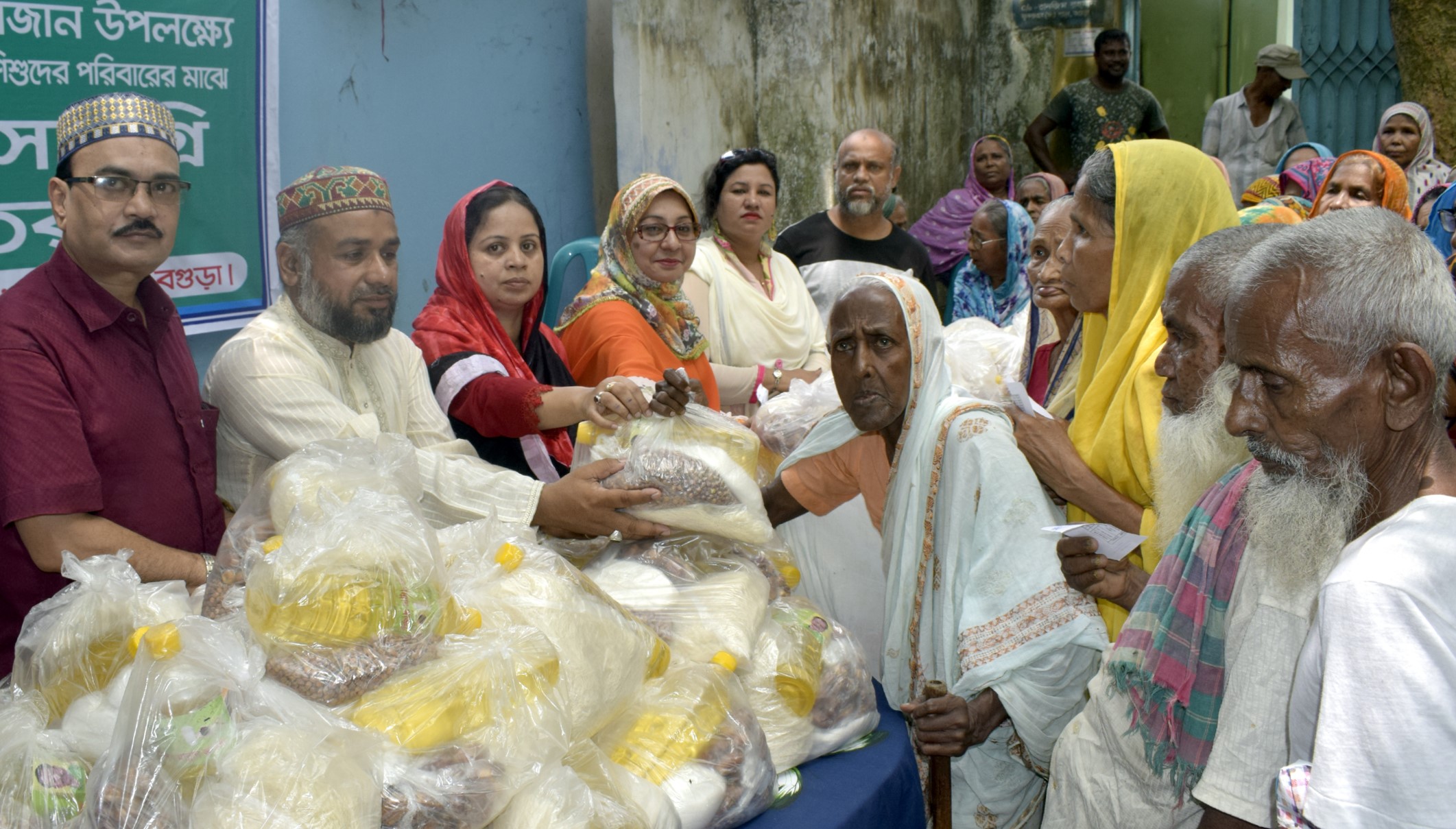 আলোকিত বগুড়া উদ্যোগে দরিদ্র ও পথশিশুদের পরিবারের মাঝে খাদ্য সামগ্রী বিতরন