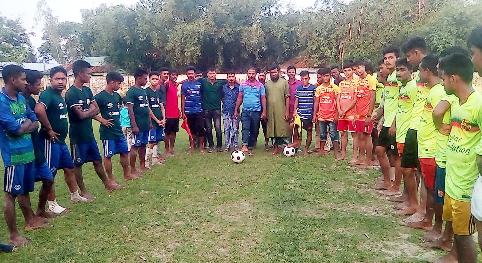 শিবগঞ্জের গুজিয়ায় মরহুম নাজিম উদ্দীন স্মৃতি ফুটবল টুর্ণামেন্টের শুভ উদ্বোধন