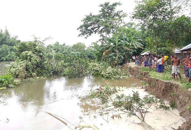 সোনাতলার পৌর এলাকার কামারপাড়ায় বন্যার পানির তিব্র স্রোতে  ১৭টি বসতবাড়ী সহ বন্যায় ১৮৭টি ঘরবাড়ি বিলিন