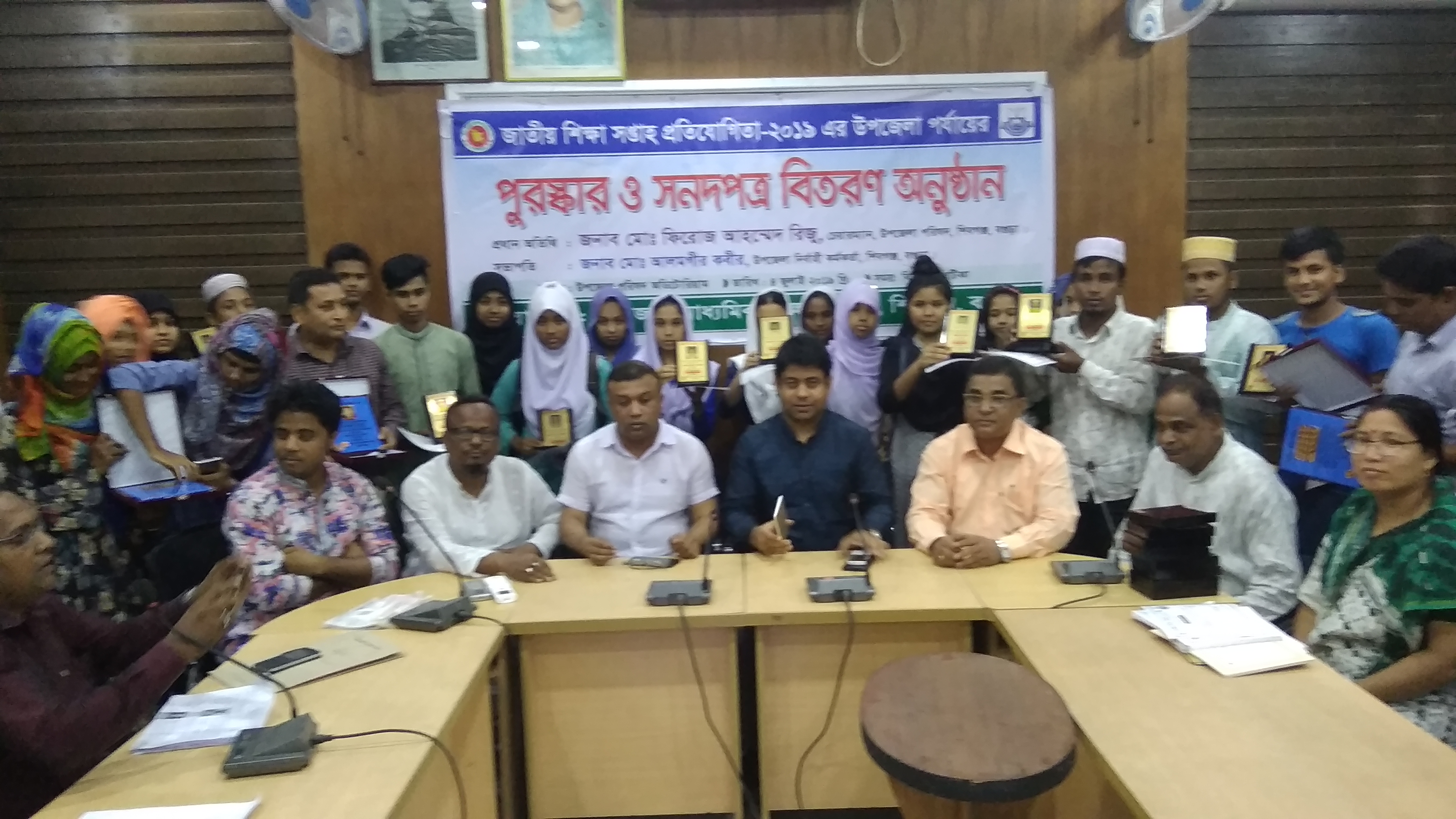 শিবগঞ্জে উপজেলা পর্যায়ে শিক্ষা সপ্তাহ উপলক্ষে প্রতিযোগিতার পুরস্কার ও সনদ বিতরণ