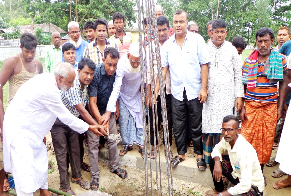 শিবগঞ্জের গুজিয়ায় কেন্দ্রীয় ঈদগাহ মাঠের মিনারের ঢালায় কাজের উদ্বোধন