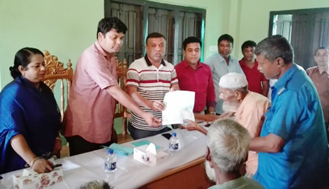 শিবগঞ্জের ময়দানহাট্টা ইউনিয়নে বয়স্ক ও প্রতিবন্ধীদের মাঝে ভাতা কার্ড বিতরণ