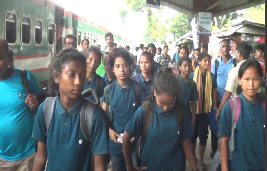 ঠাকুরগাঁওয়ের নারী ফুটবলারদের স্বপ্ন ভেঙ্গে গেলো