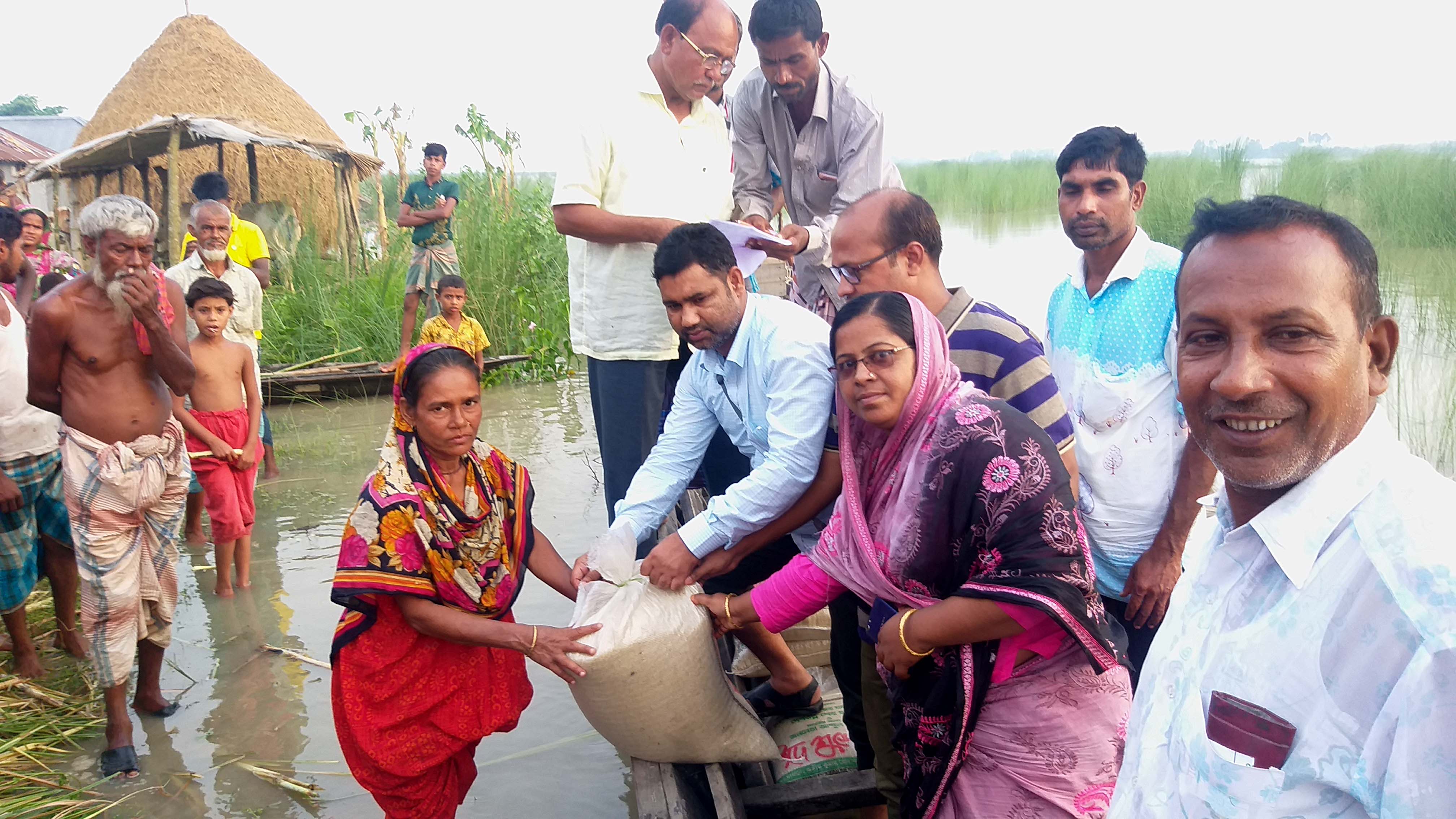 সোনাতলা বন্যাকবলিত মানুষের মাঝে শুকনা খাবার ও চাল বিতরণ