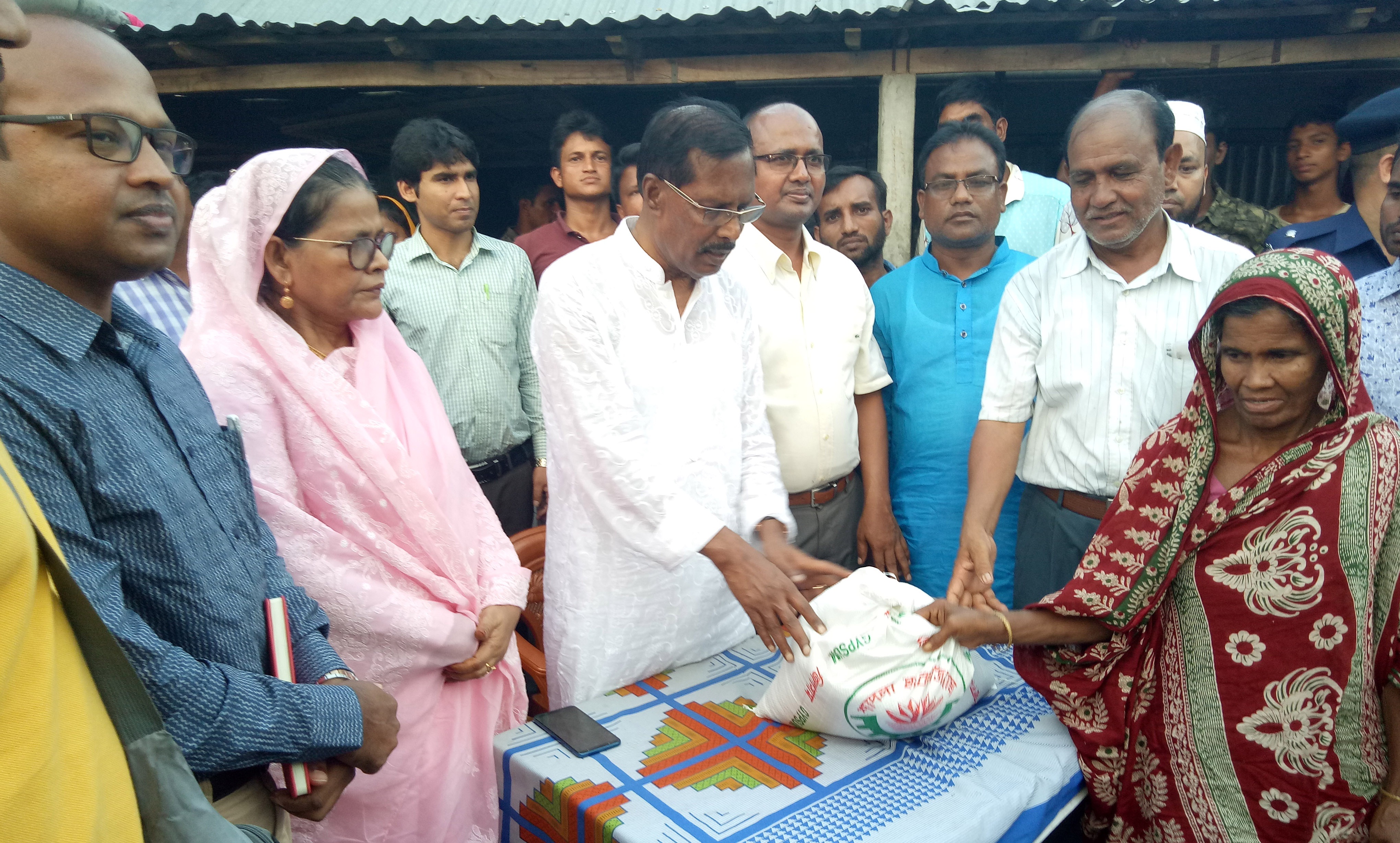 সোনাতলায় বন্যা কবলিত মানুষের মাঝে শুকনা খাবার ও চাল বিতরণ করলেন- আব্দুল মান্নান এমপি