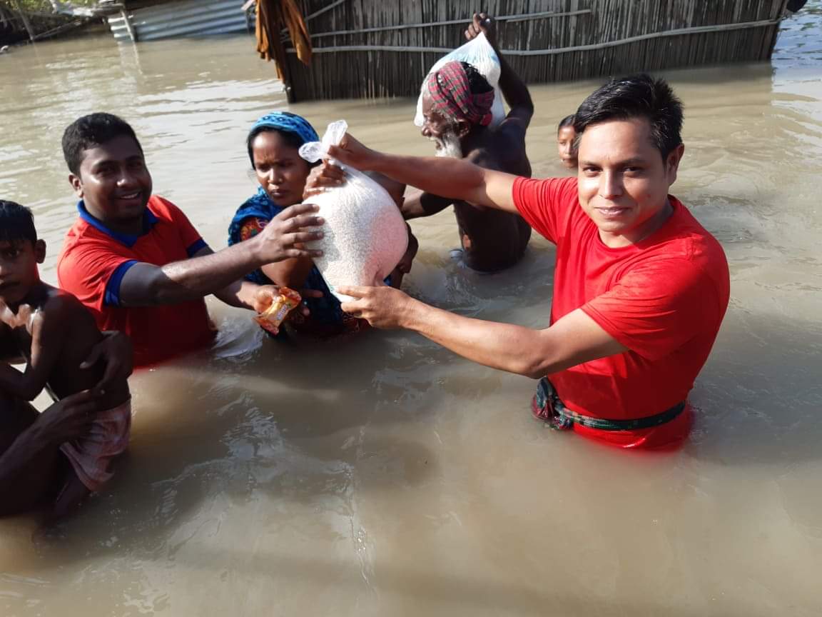 দুর্গম এলাকার বানভাসিদের মাঝে একদল তরুন