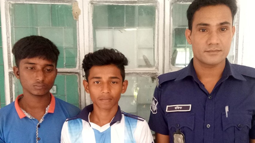 সোনাতলায় আর্জেন্টিনার সমর্থকসহ দুই মোবাইল ছিনতাইকারী আটক