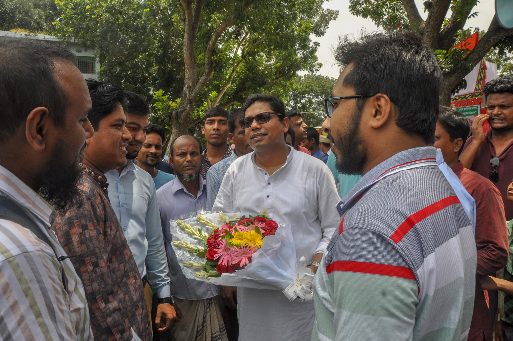 নাটোরের সিংড়ায় তথ্য ও যোগাযোগ প্রযুক্তি প্রতিমন্ত্রী জুনাইদ আহমেদ পলককে বগুড়া অনলাইন প্রফেশনাল কমিটিউনিটি (BOPC) এর পক্ষ থেকে ফুলেল শুভেচ্ছা