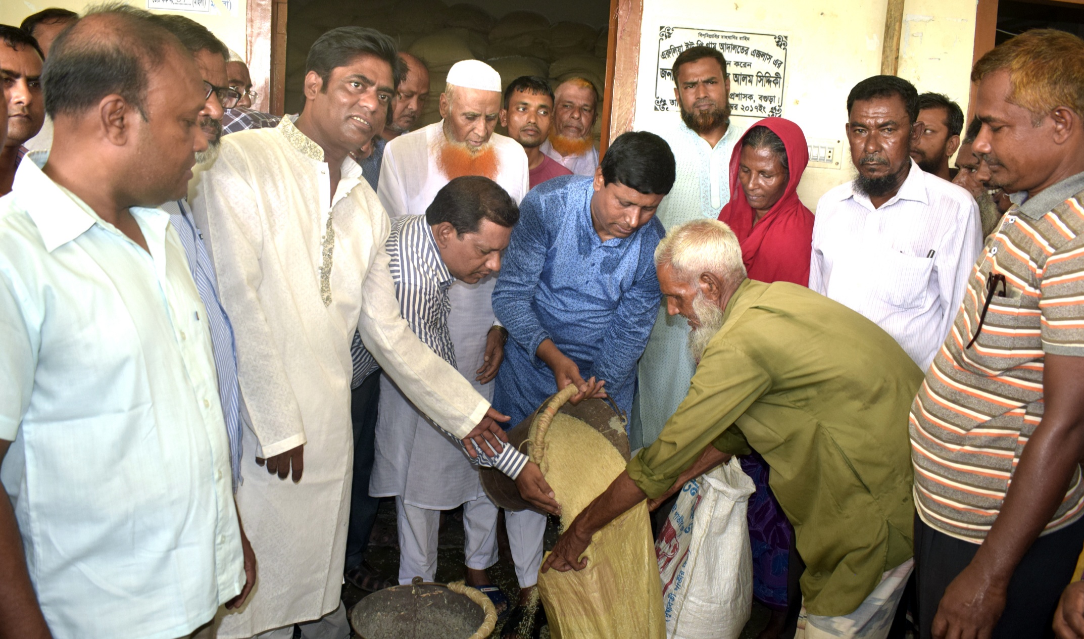 বগুড়া সদরের দুটি ইউপিতে ভিজিএফ এর চাল বিতরন