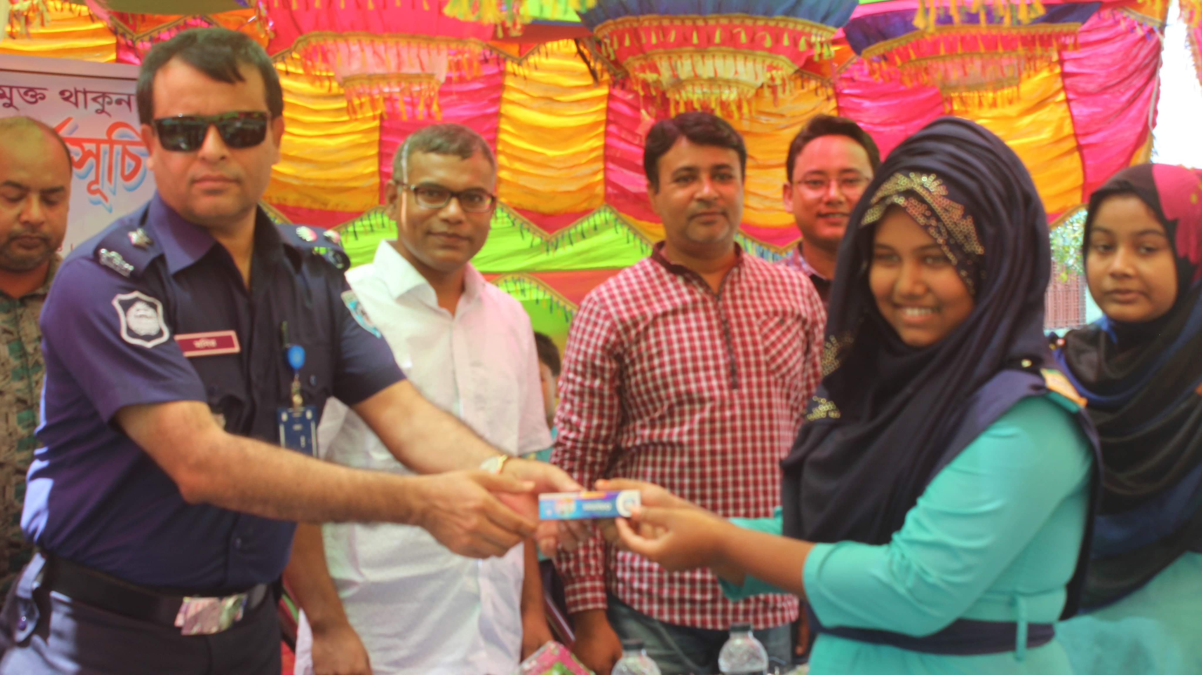 ঠাকুরগাঁওয়ে ডেঙ্গু প্রতিরোধে ছাত্র-ছাত্রীদের মাঝে ক্রিম বিতরণ