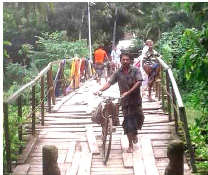 কলারোয়ার দক্ষিণ মুরারিকাটি ব্রিজে মরণ ফাঁদ।। ৪৯ বছরেও বাস্তবায়ন হয়নি একটি পাকা ব্রিজ
