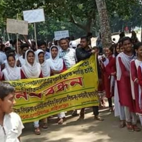 প্রেম নিবেদন প্রত্যাখ্যান করায় ছাত্রীর বুকে ছুড়ি মারলো রসিক প্রেমিক: শাস্তির দাবিতে মানববন্ধন