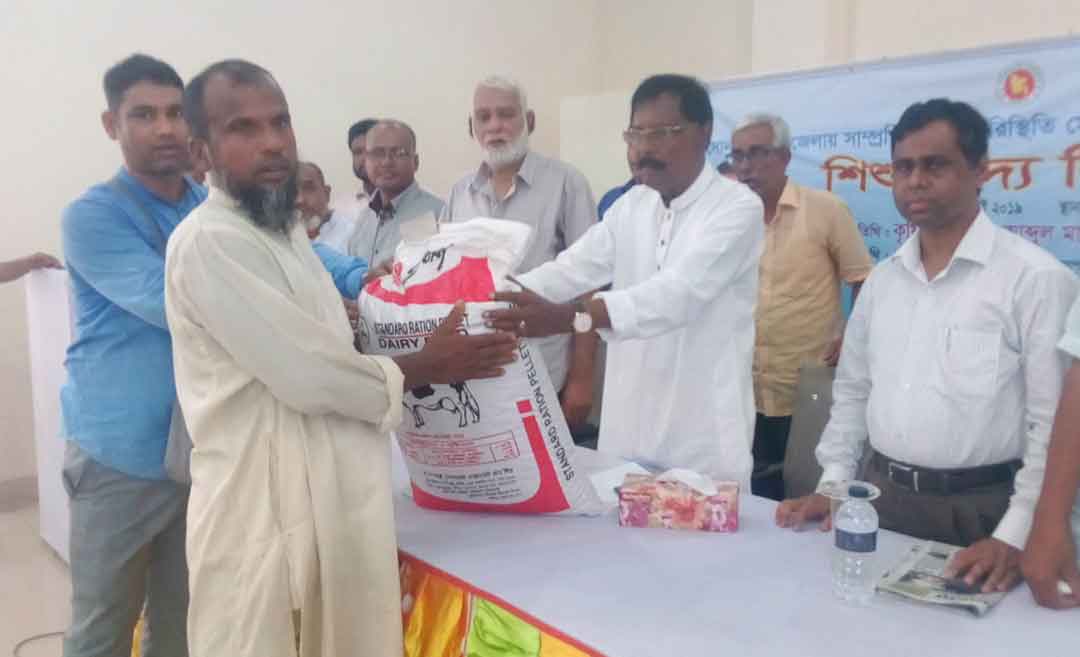 সোনাতলায় ক্ষতিগ্রস্তদের মধ্যে শিশু, গো-খাদ্য এবং বিভিন্ন প্রতিষ্ঠানকে অনুদানের অর্থ বিতরণ