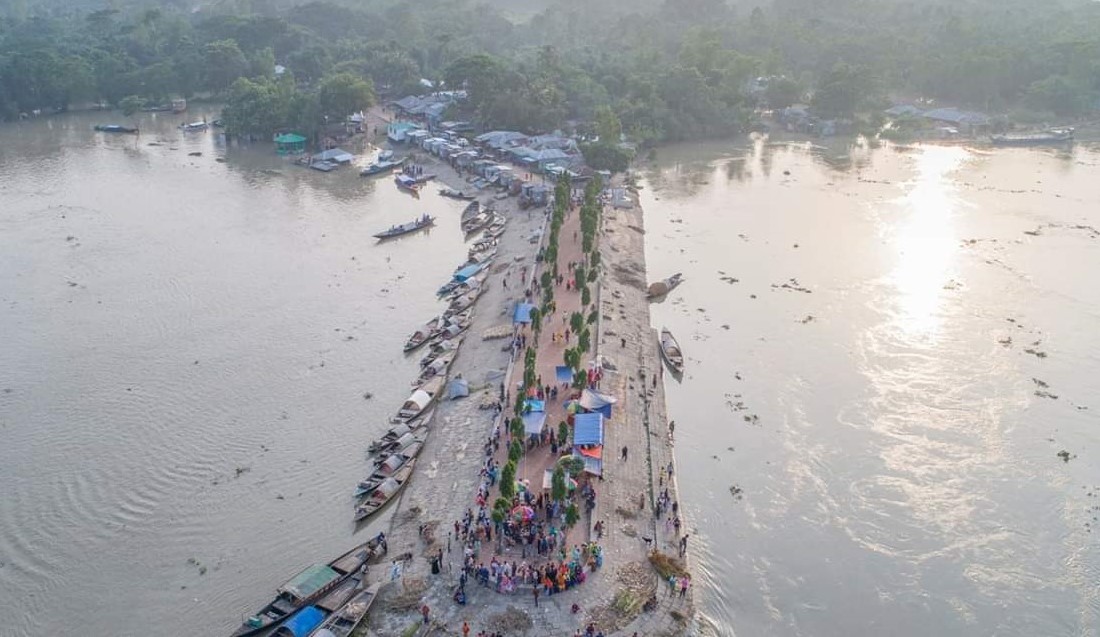 সারিয়াকান্দিতে যমুনা নদীর চরে ফুটবল খেলার সময় নদী থেকে বল তুলতে গিয়ে বড় ভাই নিহত নিখোঁজ ছোট ভাই