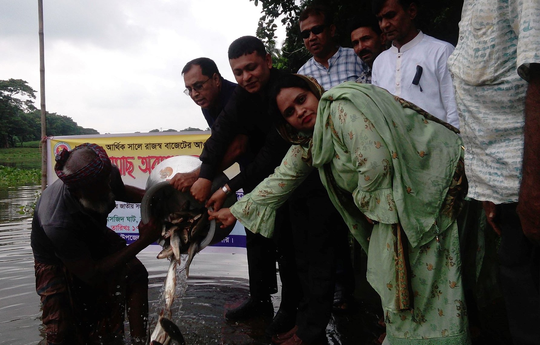 ঝিকরগাছার কপোতাক্ষ নদে পোনা মাছ অবমুক্ত