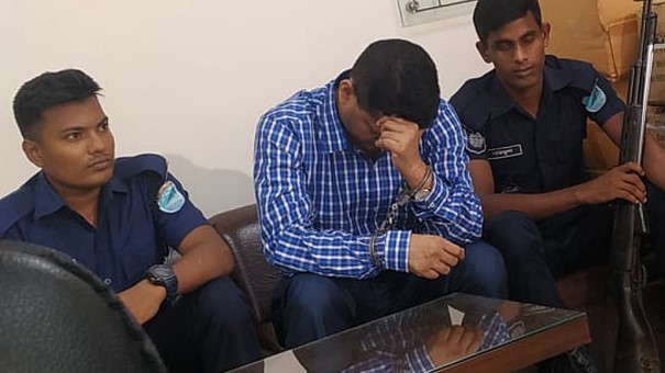 ঘুষের দুই লাখ টাকাসহ নৌ পরিবহন অধিদপ্তরের সার্ভেয়ার মির্জা সাইফুর রহমান আটক
