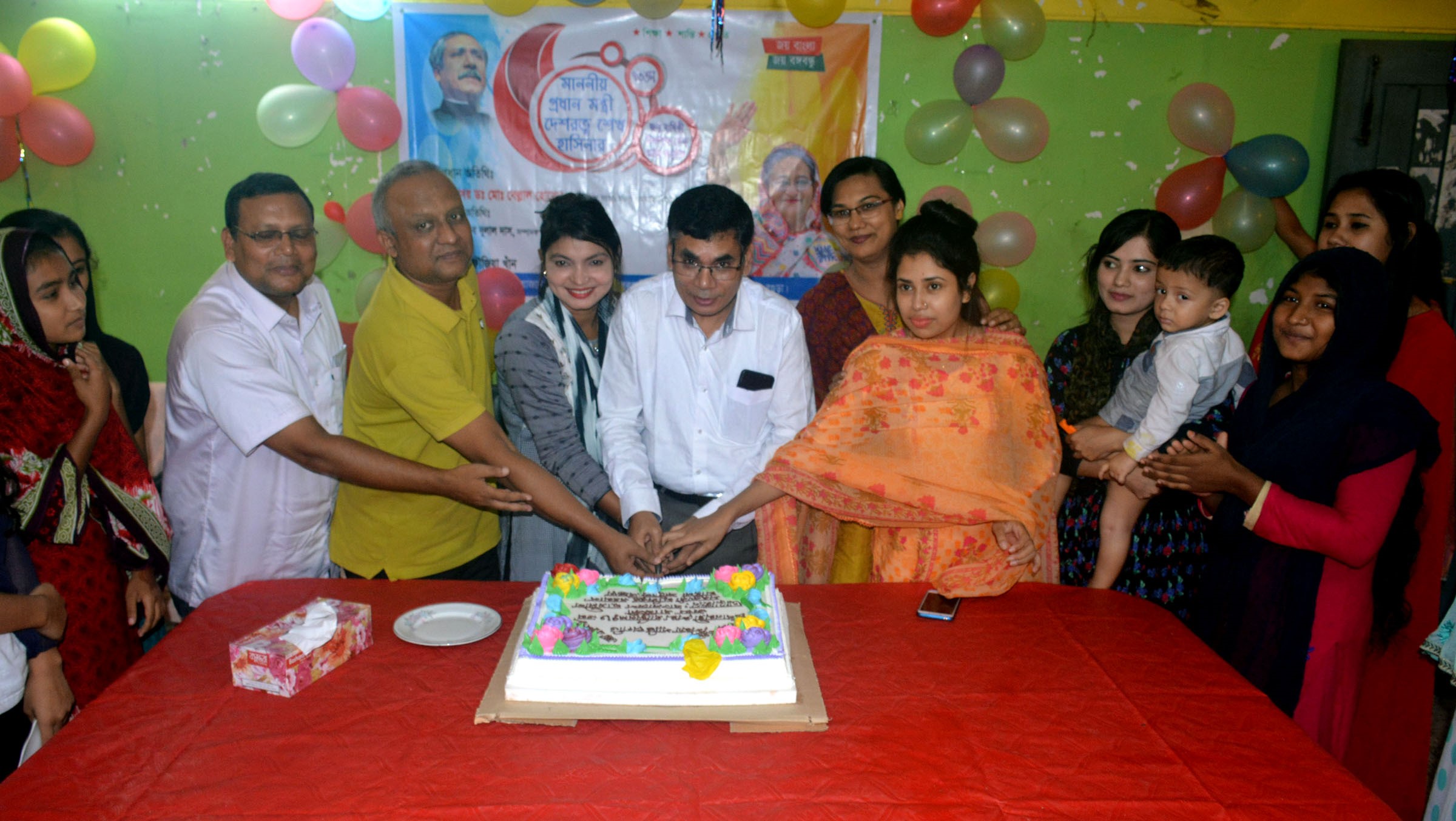 বগুড়ায় সরকারী মুজিবুর রহমান মহিলা কলেজে প্রধানমন্ত্রী শেখ হাসিনার ৭৩ তম জন্মবার্ষিকী উপলক্ষে কেক কর্তন