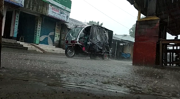 মহিমাগঞ্জে দুই চার ঘণ্টার বৃষ্টিতেই সড়কে আধ হাঁটুপানি