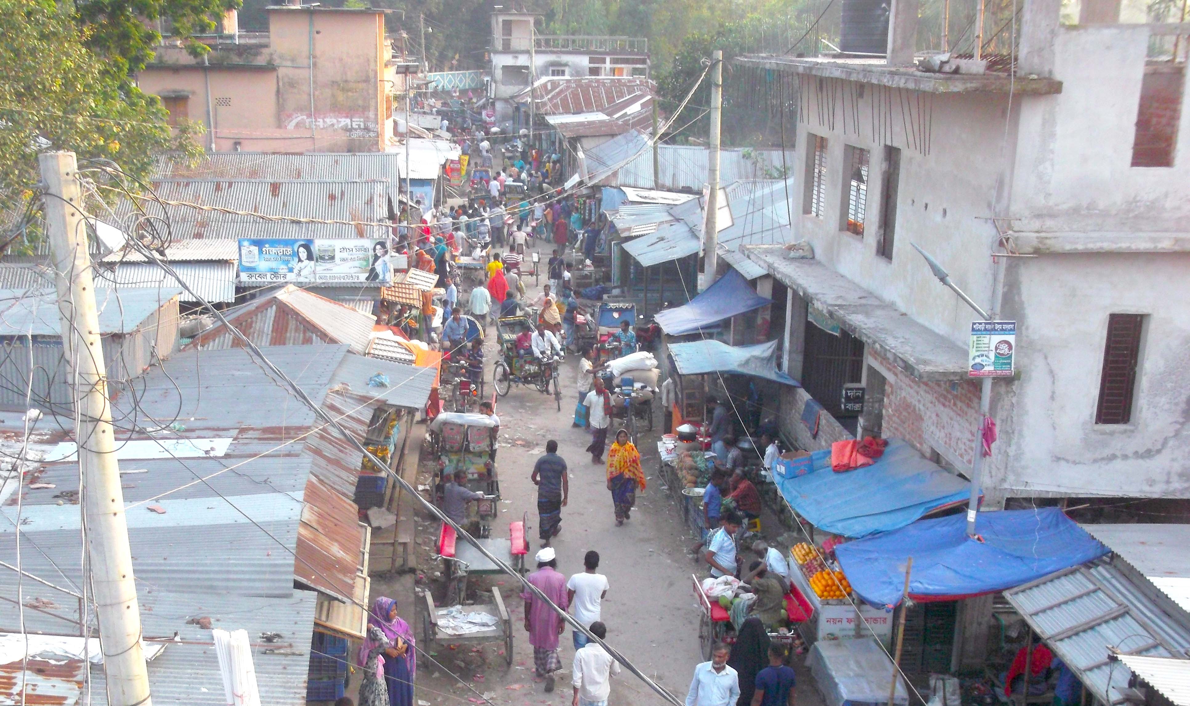 সারিয়াকান্দি ফুটপাত দখল করে বাণিজ্য, চরম  ভোগান্তিতে পথচারীরা