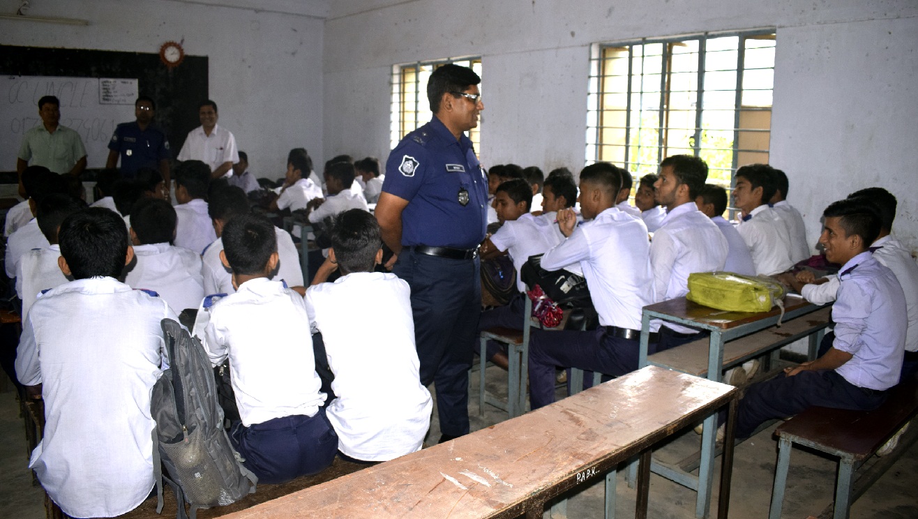 বগুড়া সদর থানার ও,সি এর ব্যক্তিগত উদ্যোগে ইভটিজিং ও বাল্য বিবাহ রোধ বিষয়ক সচেতনামুলক আলোচনা সভা