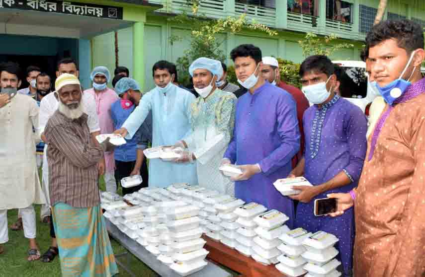 বগুড়ায় জেলা ছাত্রদল সভাপতি আবু হাসানের উদ্যোগে দুস্থ’দের মাঝে ইফতার বিতরণ