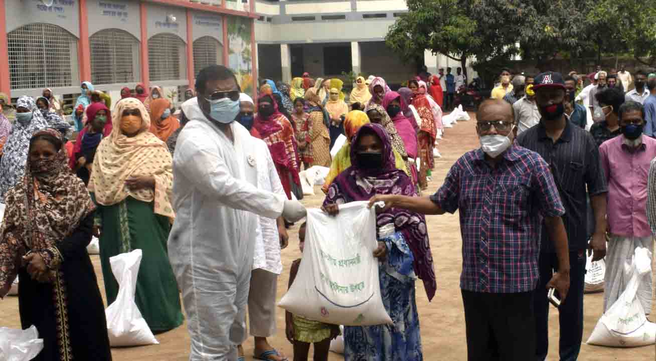 বগুড়া ১৭নং ওয়ার্ডে প্রধান মন্ত্রীর উপহার খাদ্য সামগ্রী বিতরন