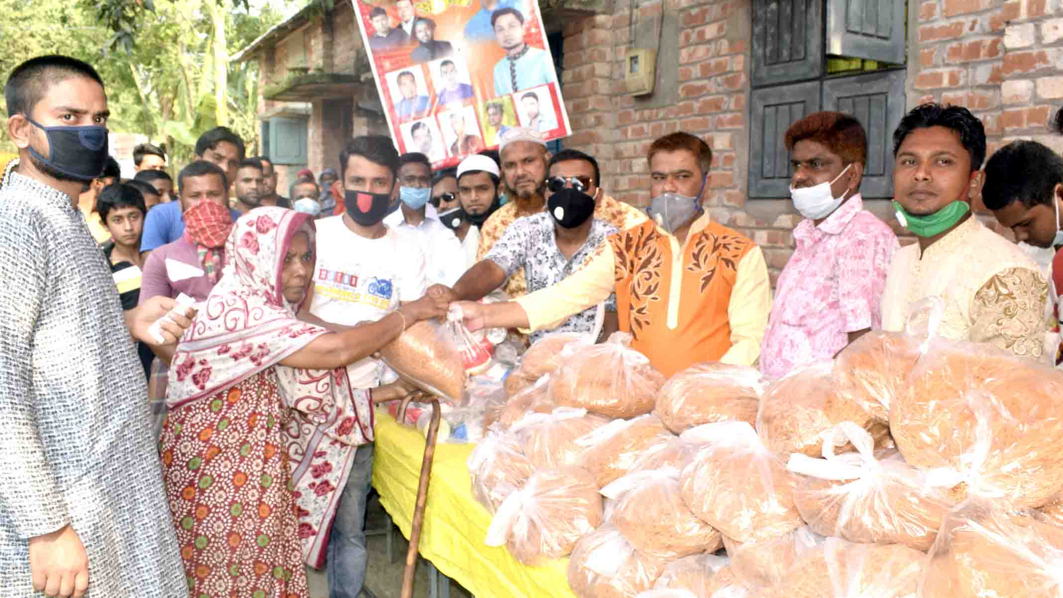 বগুড়ায় সোনার বাংলা পরিষদের ১৩তম প্রতিষ্ঠা বার্ষিকী উপলক্ষে ঈদ সামগ্রী বিতরন