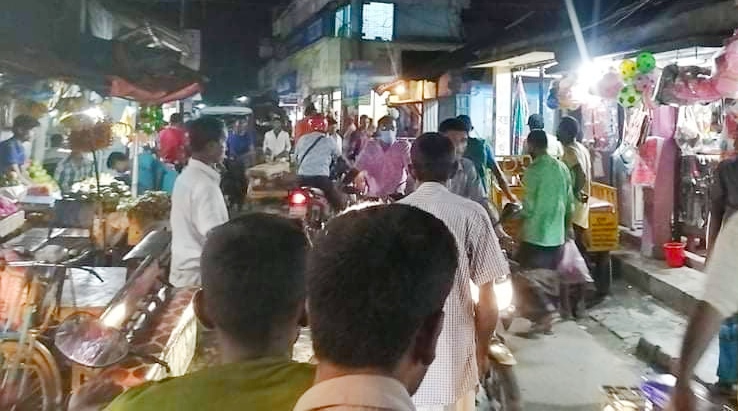 মহিমাগঞ্জে মাস্ক ব্যবহার অনিহা সামাজিক দূরত্ব  মানছে না মানুষ !! নেই প্রশাসনের নজরদারি