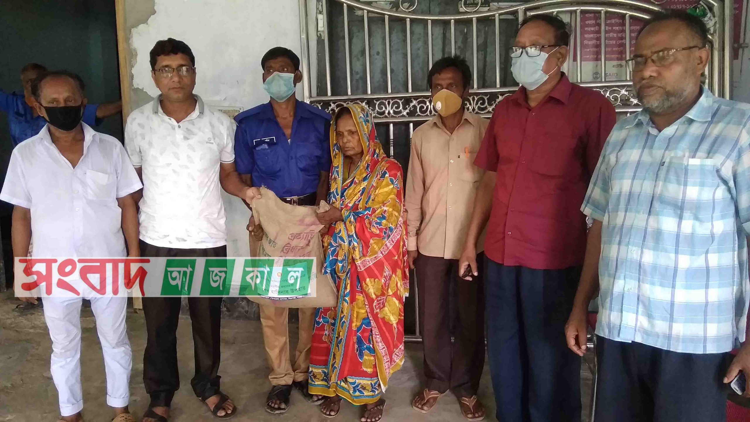 শিবগঞ্জের দেউলীতে প্রধানমন্ত্রী প্রদত্ত ত্রাণ সহায়তা প্রদান
