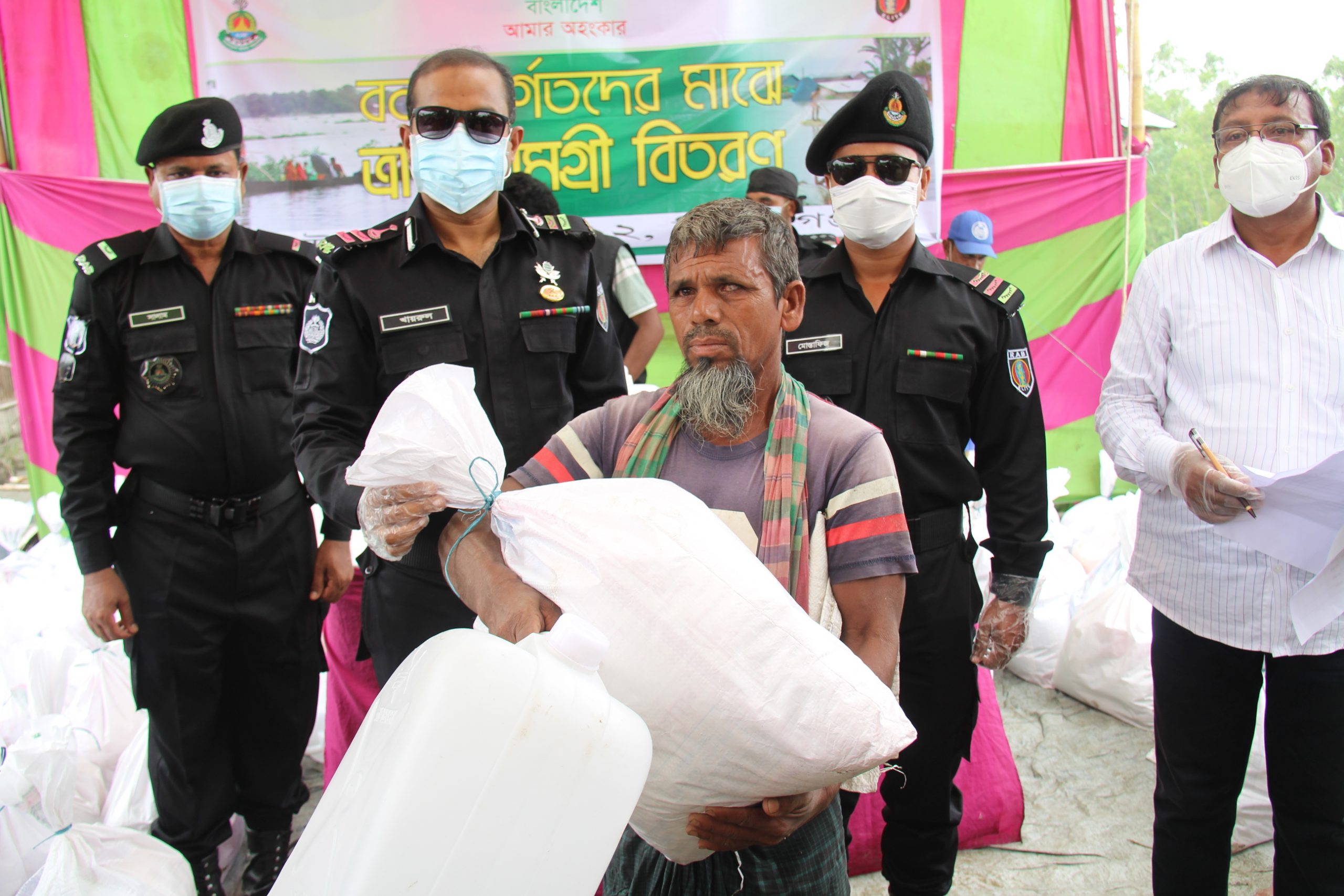 র‌্যাব-১২ কর্তৃক বগুড়ায় বন্যার্ত মানুষের মাঝে ত্রান বিতরণ