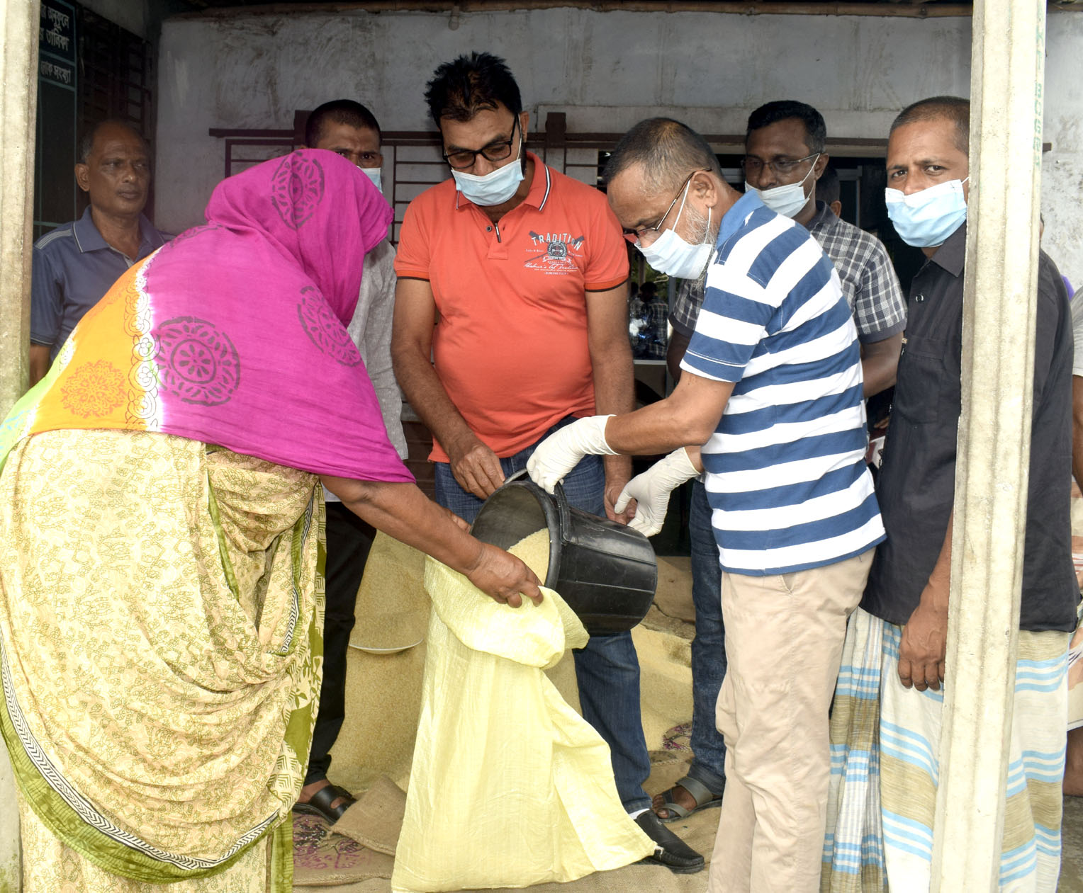 পবিত্র ঈদ উল আযহা উপলক্ষে বগুড়ায় ১৮নং ওয়ার্ডে ভিজিএফ এর চাল বিতরন