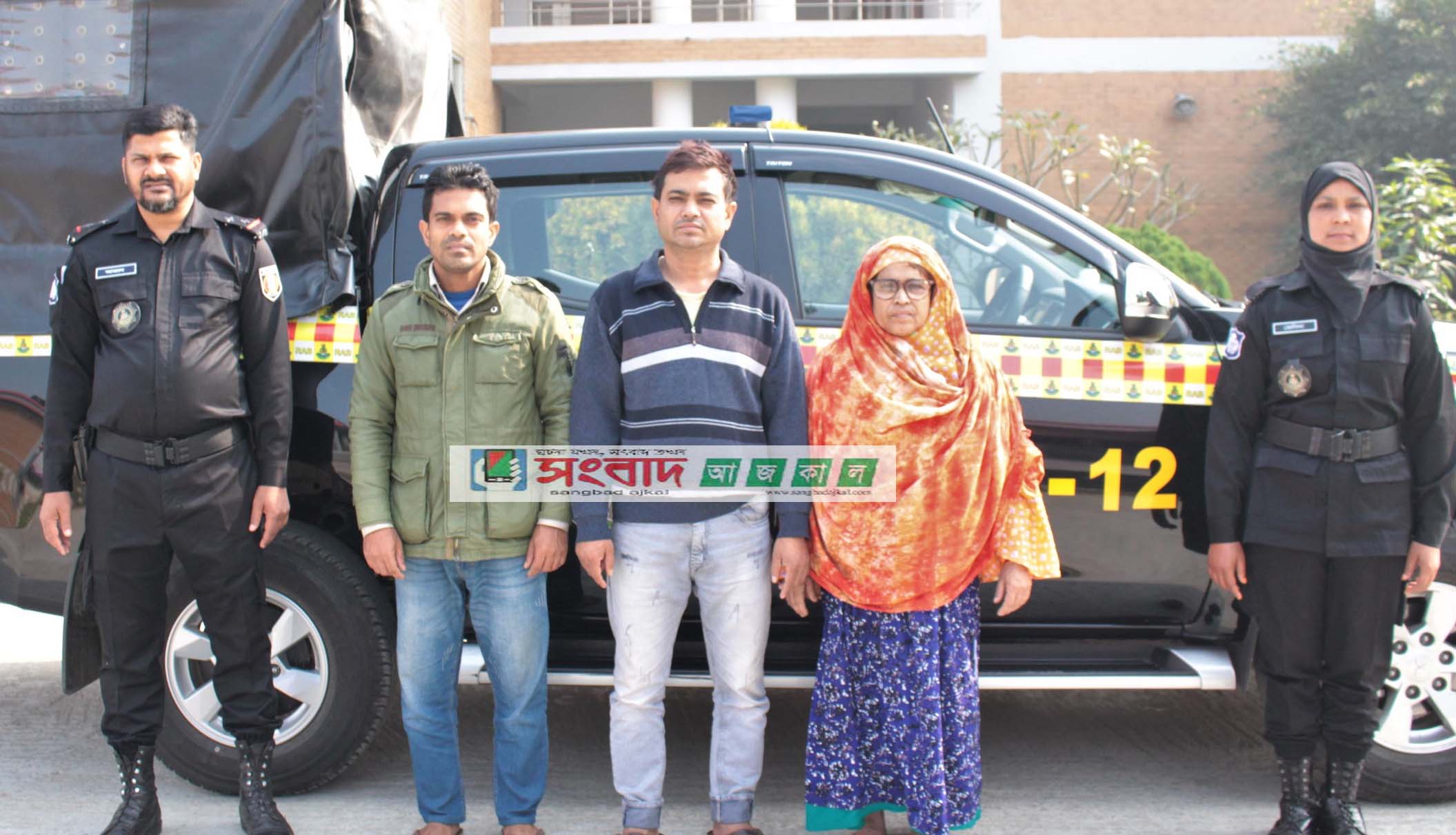 সিরাজগঞ্জের শাহজাদপুরে গৃহবধূর চুল ও ভ্রু কেটে নির্যাতন করা মূলহোতাসহ ০৩ জন আটক