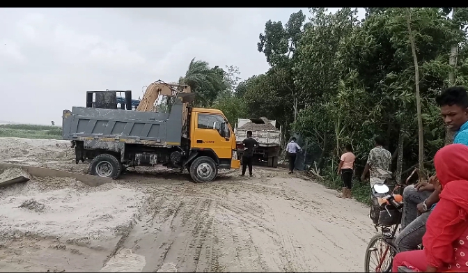 সরকারের উন্নয়নমূলক কাজে বিনামূল্যে ব্যবহারের অনুমোদন নিয়ে, প্রতিদিন ৫০ লক্ষ টাকার বালু বিক্রির অভিযোগ