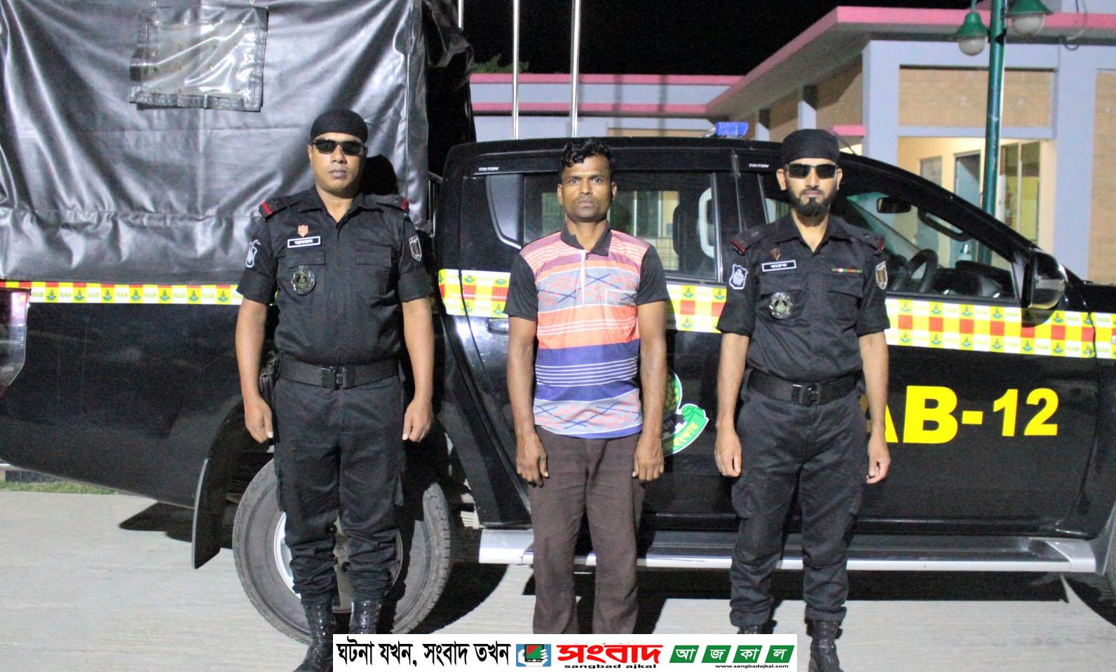 র্যাব-১২’র অভিযানে সিরাজগঞ্জের বঙ্গবন্ধু সেতু পশ্চিম থানা এলাকায় শীর্ষ মাদক ব্যবসায়ী আটক